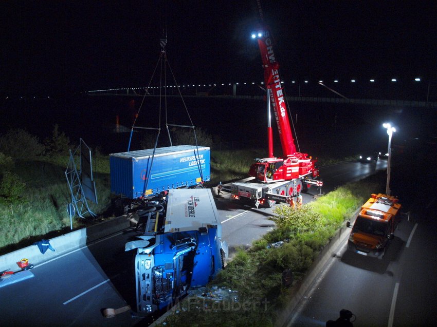 Einsatz BF Koeln PEINGEKLEMMT in Leverkusen P189.JPG